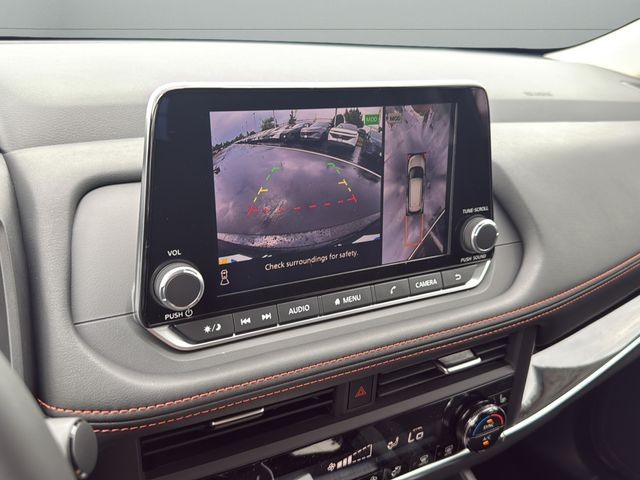 Nissan Rogue Vehicle Full-screen Gallery Image 24
