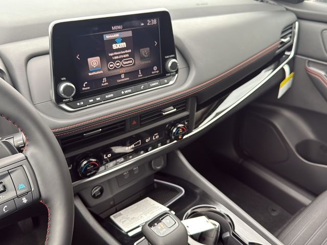 Nissan Rogue Vehicle Full-screen Gallery Image 25