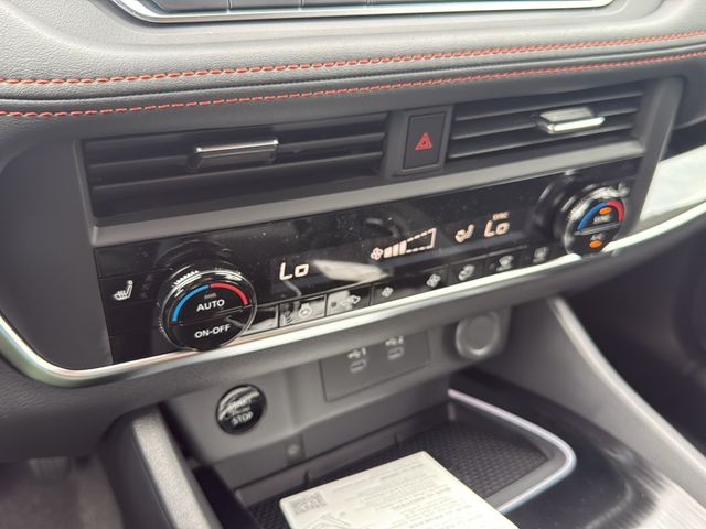 Nissan Rogue Vehicle Full-screen Gallery Image 28