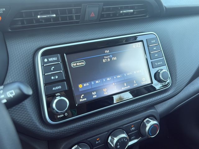 Nissan Kicks Play Vehicle Full-screen Gallery Image 24