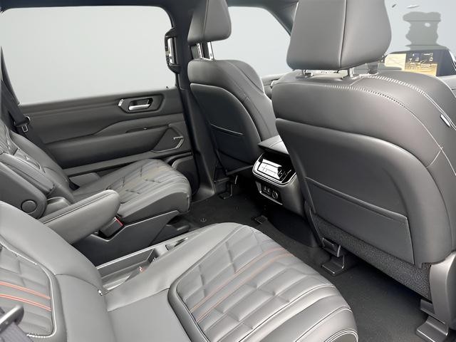 Nissan Armada Vehicle Full-screen Gallery Image 22