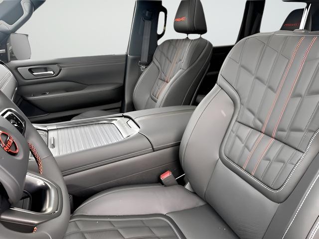Nissan Armada Vehicle Full-screen Gallery Image 29