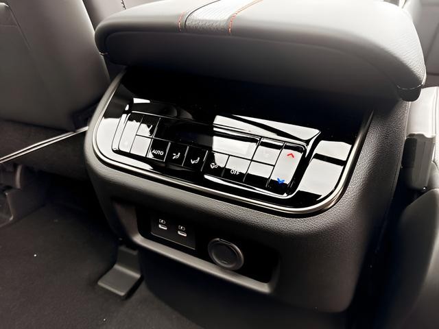 Nissan Armada Vehicle Full-screen Gallery Image 30