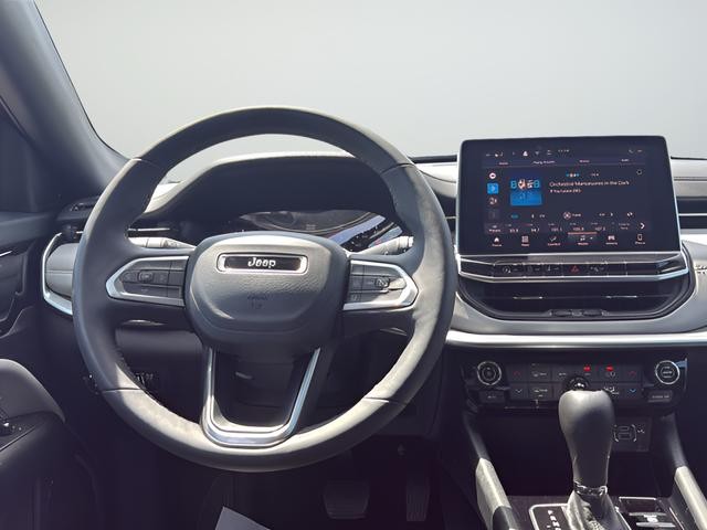 Jeep Compass Vehicle Full-screen Gallery Image 12