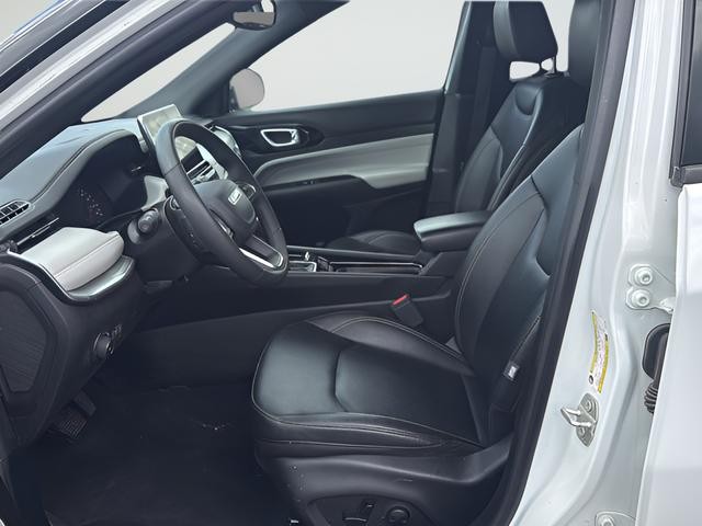 Jeep Compass Vehicle Full-screen Gallery Image 10