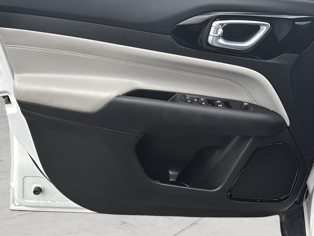 Jeep Compass Vehicle Full-screen Gallery Image 11