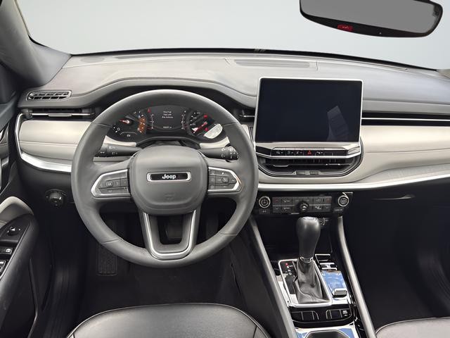 Jeep Compass Vehicle Full-screen Gallery Image 12