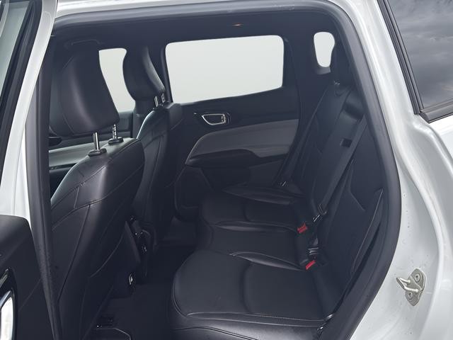 Jeep Compass Vehicle Full-screen Gallery Image 16