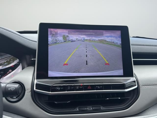 Jeep Compass Vehicle Full-screen Gallery Image 23