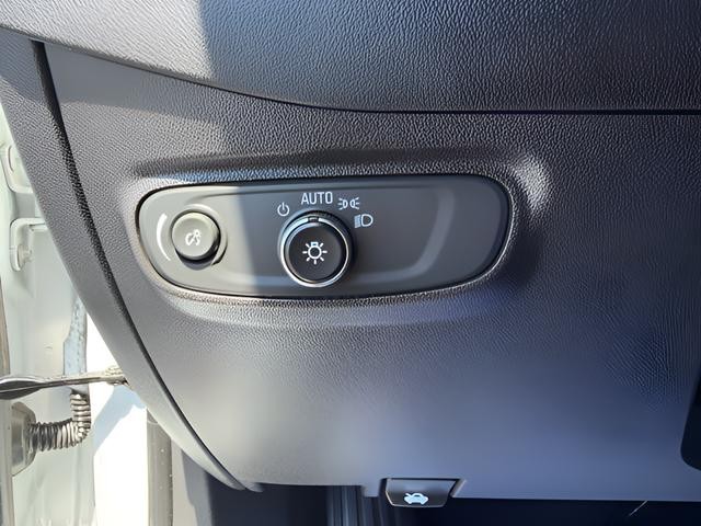 Chevrolet Equinox Vehicle Full-screen Gallery Image 24
