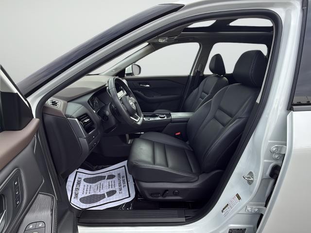 Nissan Rogue Vehicle Full-screen Gallery Image 10