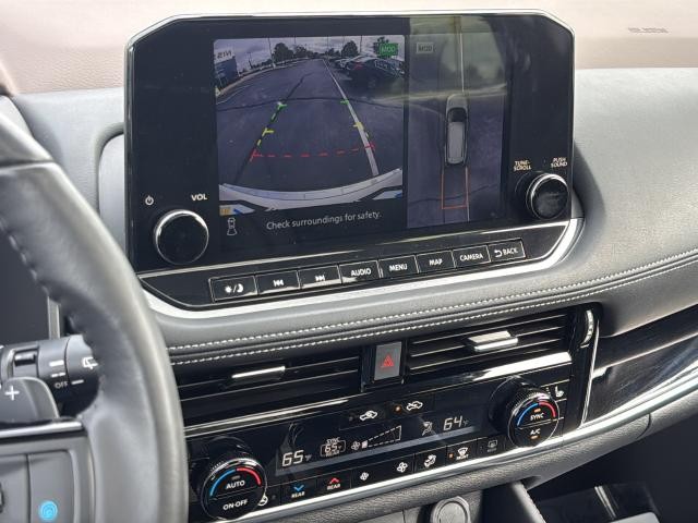 Nissan Rogue Vehicle Full-screen Gallery Image 15