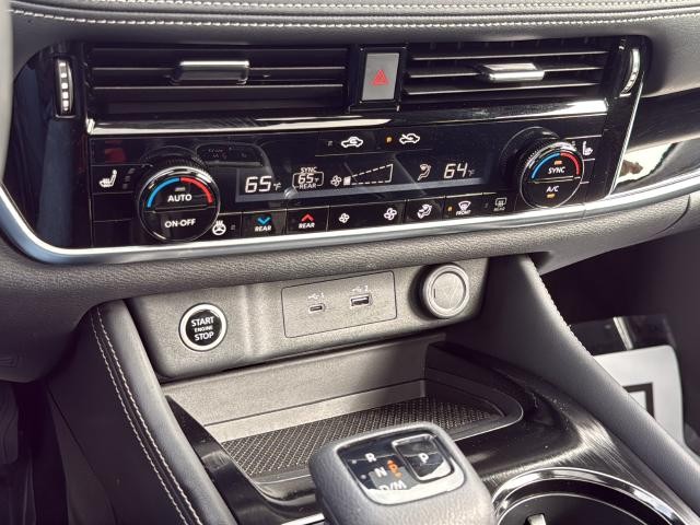 Nissan Rogue Vehicle Full-screen Gallery Image 21