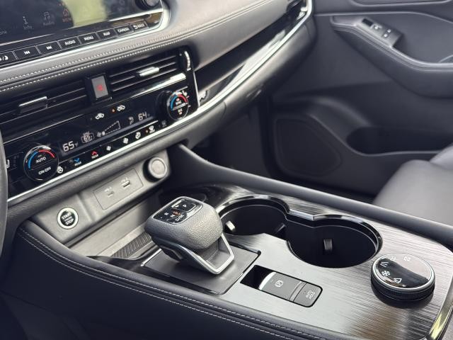 Nissan Rogue Vehicle Full-screen Gallery Image 22