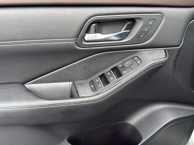 Nissan Rogue Vehicle Full-screen Gallery Image 24