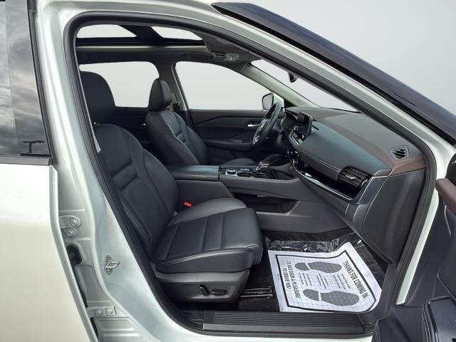 Nissan Rogue Vehicle Full-screen Gallery Image 26