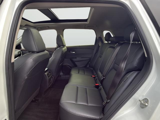 Nissan Rogue Vehicle Full-screen Gallery Image 27