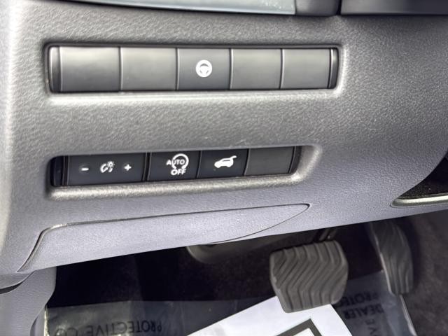 Nissan Rogue Vehicle Full-screen Gallery Image 28