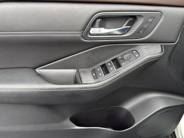 Nissan Rogue Vehicle Full-screen Gallery Image 30