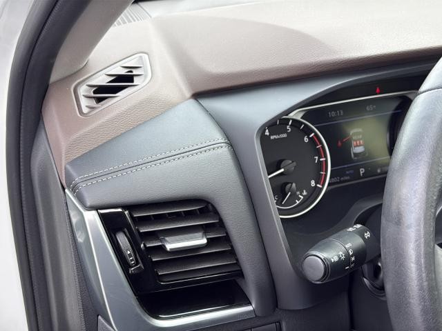 Nissan Rogue Vehicle Full-screen Gallery Image 31