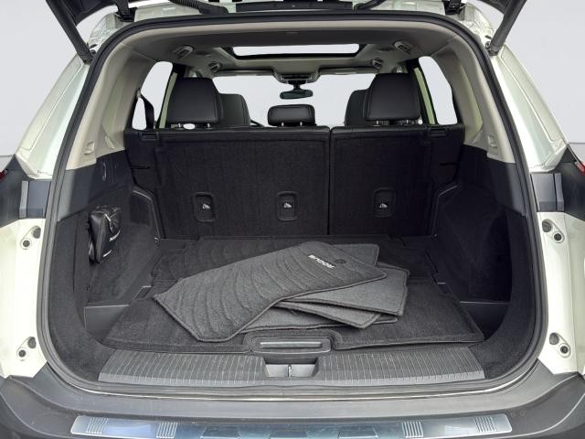 Nissan Rogue Vehicle Full-screen Gallery Image 32