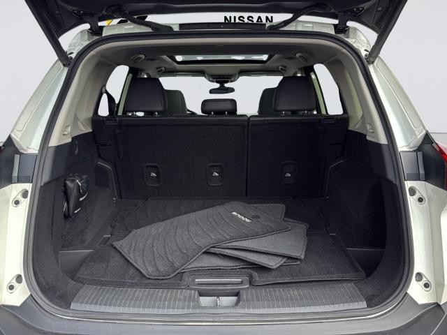 Nissan Rogue Vehicle Full-screen Gallery Image 35
