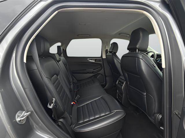Ford Edge Vehicle Full-screen Gallery Image 13