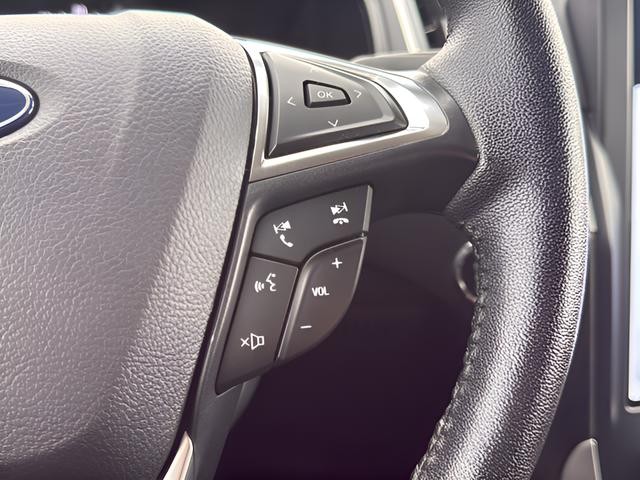 Ford Edge Vehicle Full-screen Gallery Image 17
