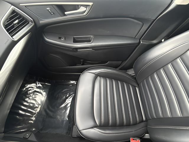 Ford Edge Vehicle Full-screen Gallery Image 21