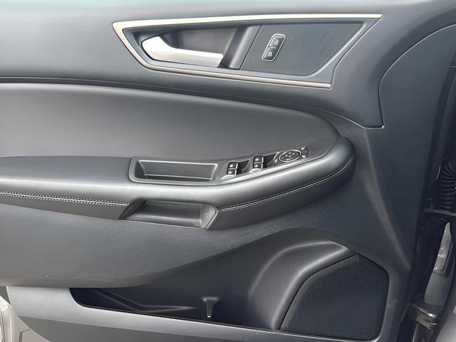Ford Edge Vehicle Full-screen Gallery Image 24