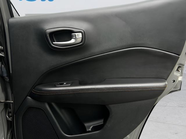Jeep Compass Vehicle Full-screen Gallery Image 12