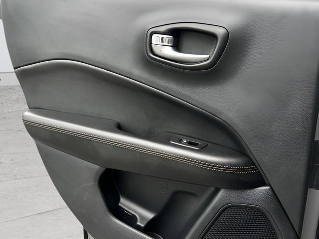 Jeep Compass Vehicle Full-screen Gallery Image 13