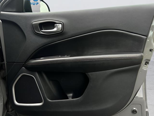 Jeep Compass Vehicle Full-screen Gallery Image 14