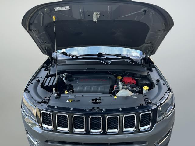 Jeep Compass Vehicle Full-screen Gallery Image 16
