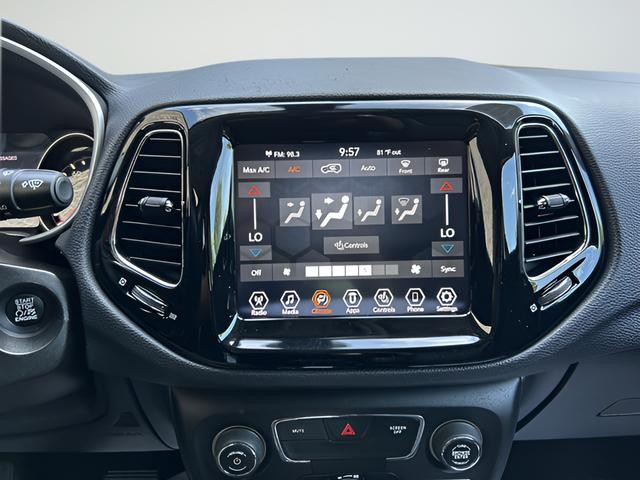 Jeep Compass Vehicle Full-screen Gallery Image 30