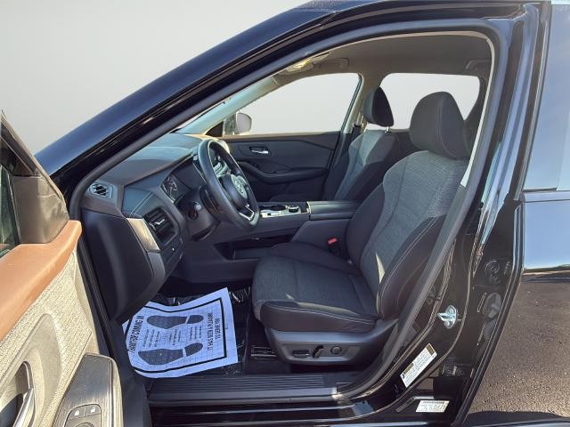 Nissan Rogue Vehicle Full-screen Gallery Image 10