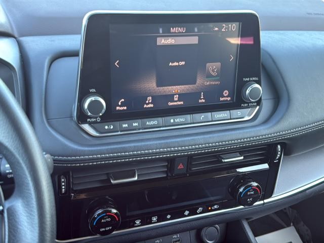 Nissan Rogue Vehicle Full-screen Gallery Image 14