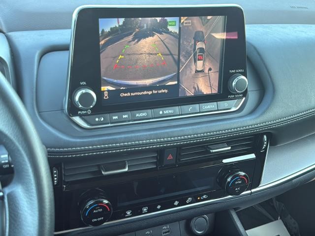 Nissan Rogue Vehicle Full-screen Gallery Image 15