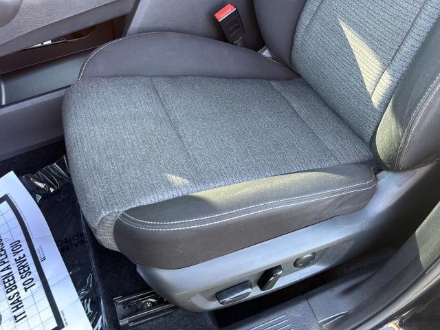 Nissan Rogue Vehicle Full-screen Gallery Image 18