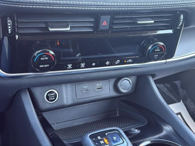Nissan Rogue Vehicle Full-screen Gallery Image 21