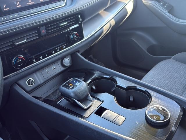 Nissan Rogue Vehicle Full-screen Gallery Image 22