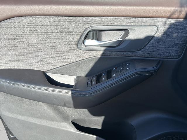 Nissan Rogue Vehicle Full-screen Gallery Image 24