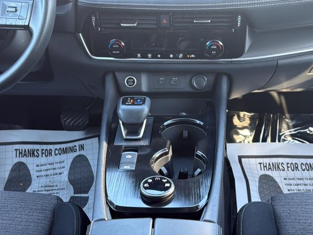 Nissan Rogue Vehicle Full-screen Gallery Image 29