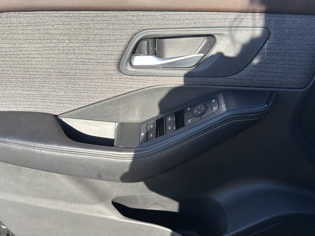 Nissan Rogue Vehicle Full-screen Gallery Image 30