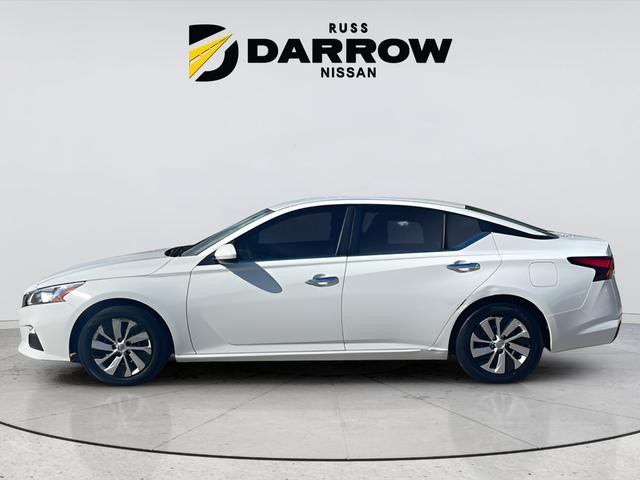 Nissan Altima Vehicle Full-screen Gallery Image 2