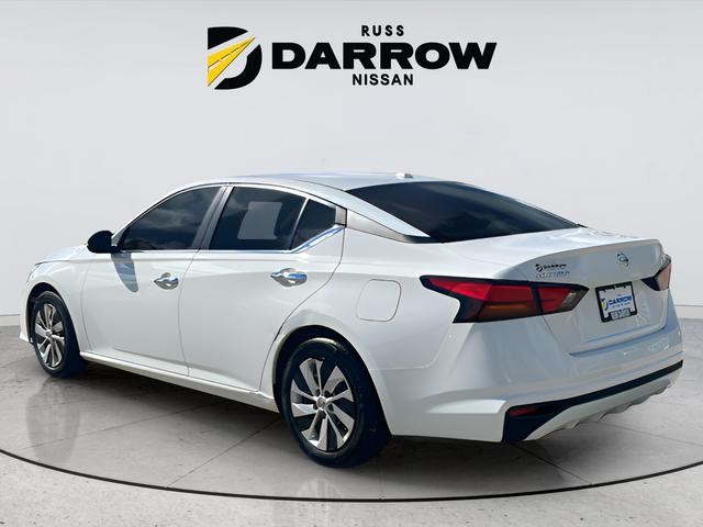 Nissan Altima Vehicle Full-screen Gallery Image 3