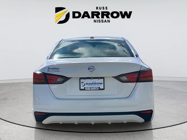 Nissan Altima Vehicle Full-screen Gallery Image 4