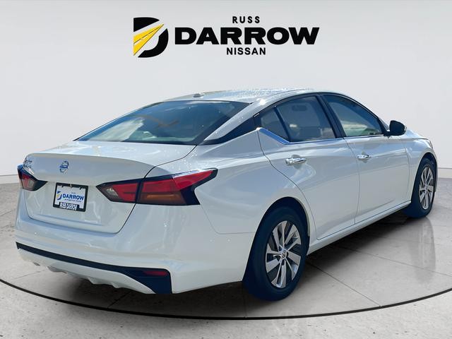 Nissan Altima Vehicle Full-screen Gallery Image 5