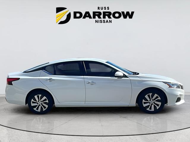 Nissan Altima Vehicle Full-screen Gallery Image 6