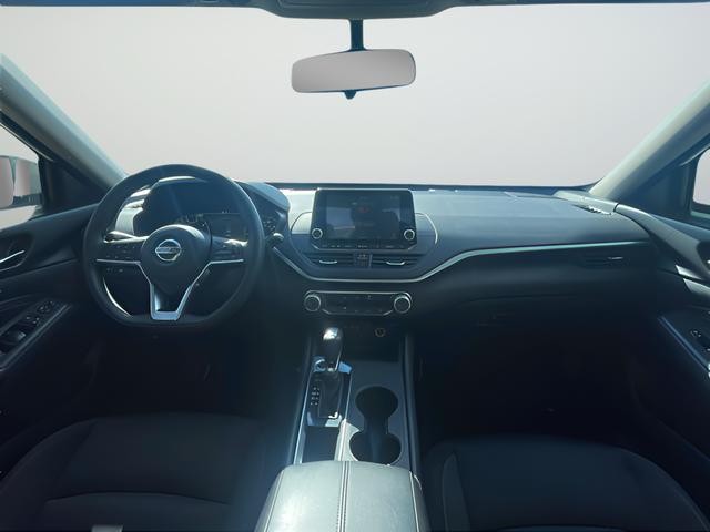 Nissan Altima Vehicle Full-screen Gallery Image 9
